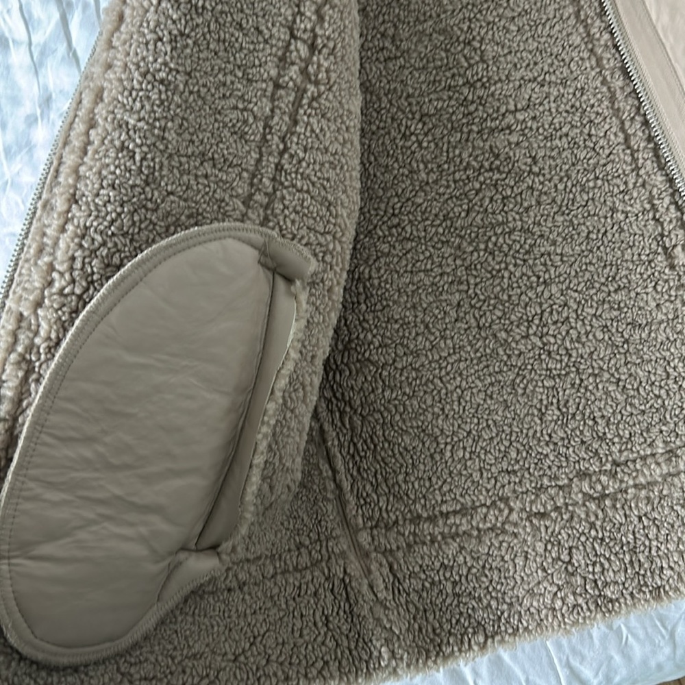 APPARIS Jay faux shearling vest in taupe S - Picture 7 of 8